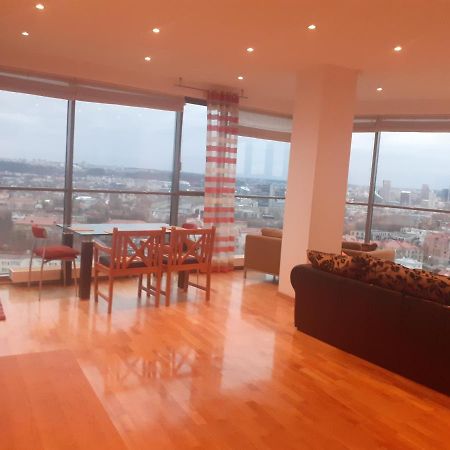 Luxury Apartment In Skyscraper Vilnius Esterno foto