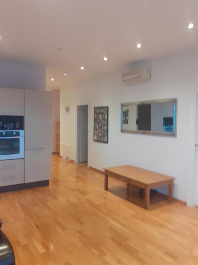 Luxury Apartment In Skyscraper Vilnius Esterno foto
