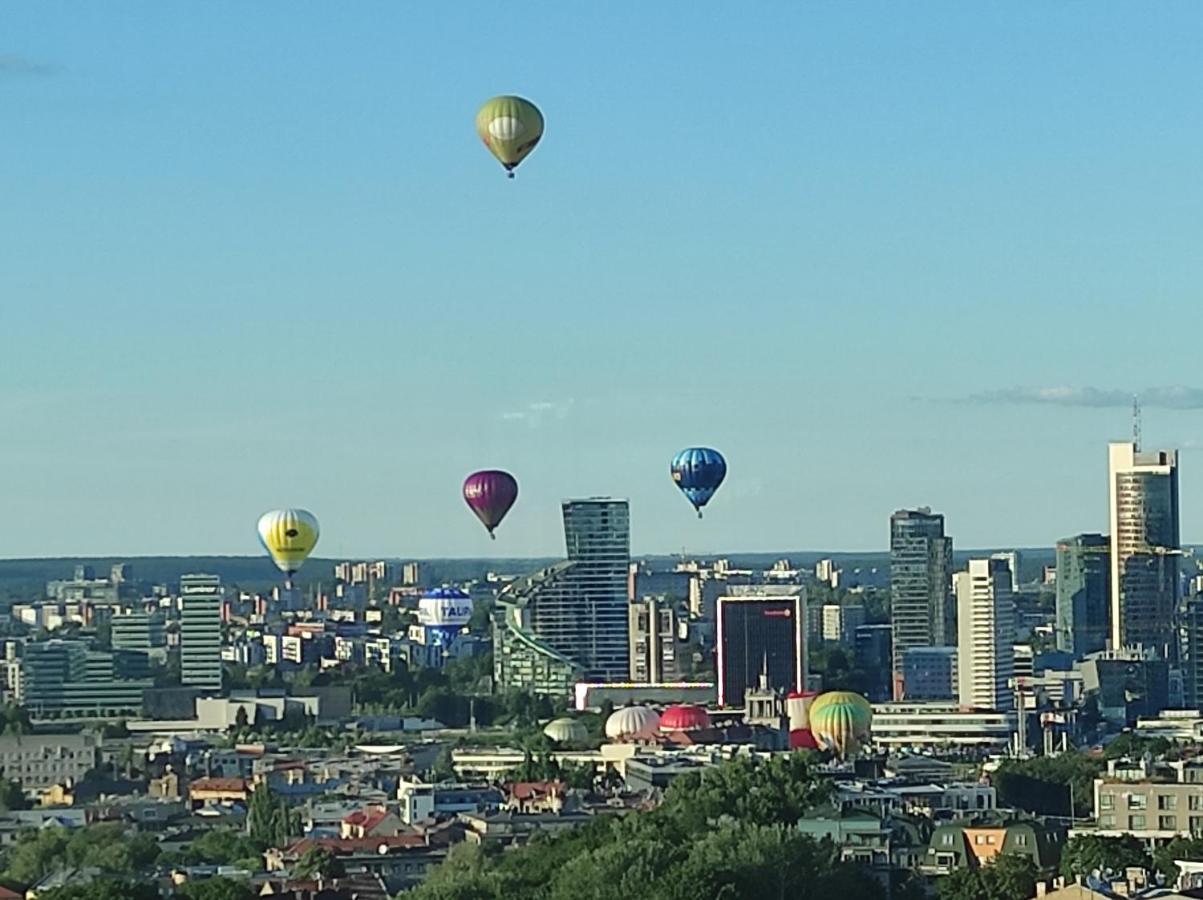 Luxury Apartment In Skyscraper Vilnius Esterno foto